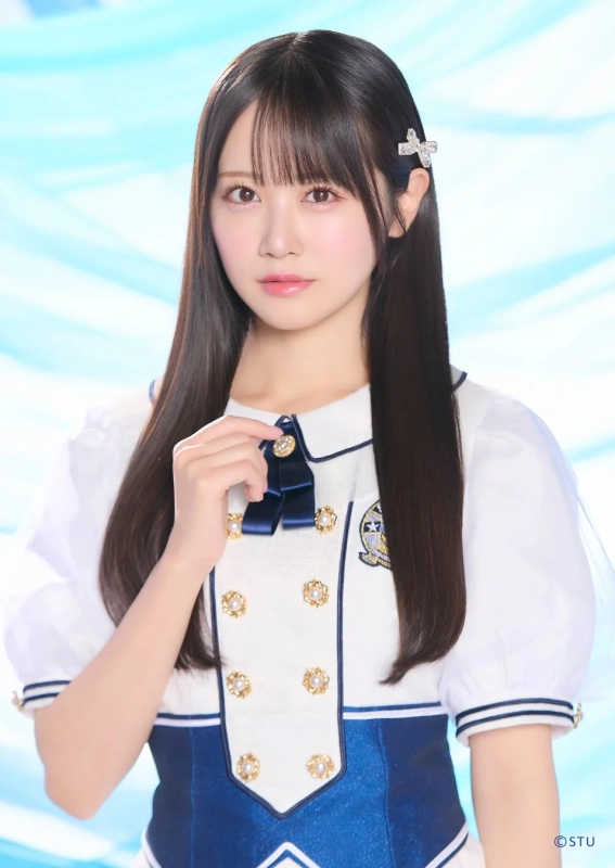 白いセーラー服風の衣装を着用した若い女性のポートレート