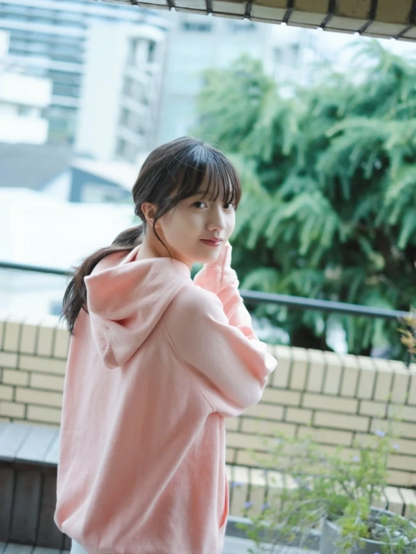 バルコニーの海邉朱莉