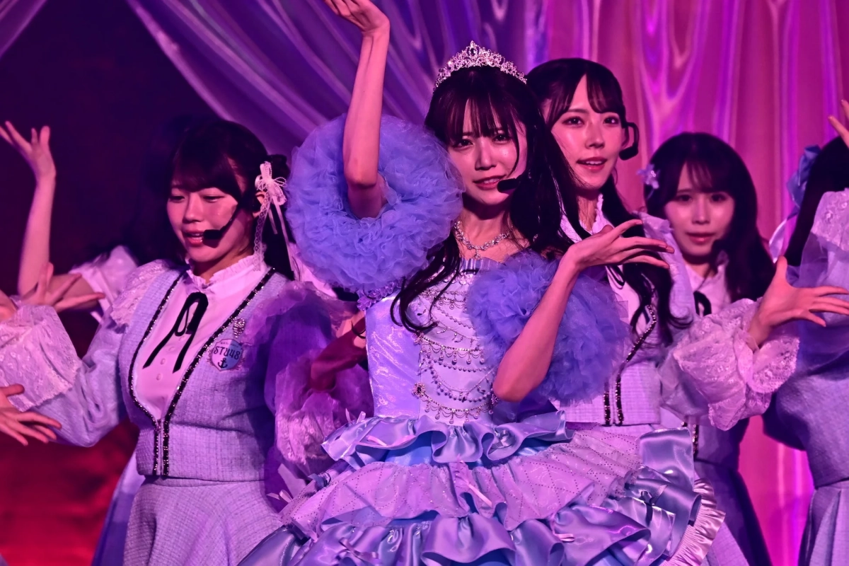アイドルグループSTU48のメンバーがステージでパフォーマンスをしている様子