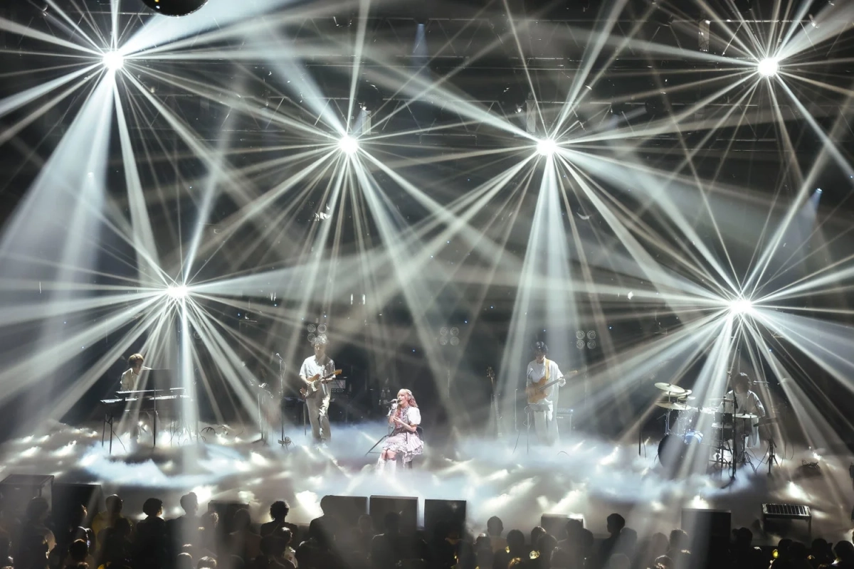 ライブ会場でバンドを背に歌唱する早瀬ノエルさん