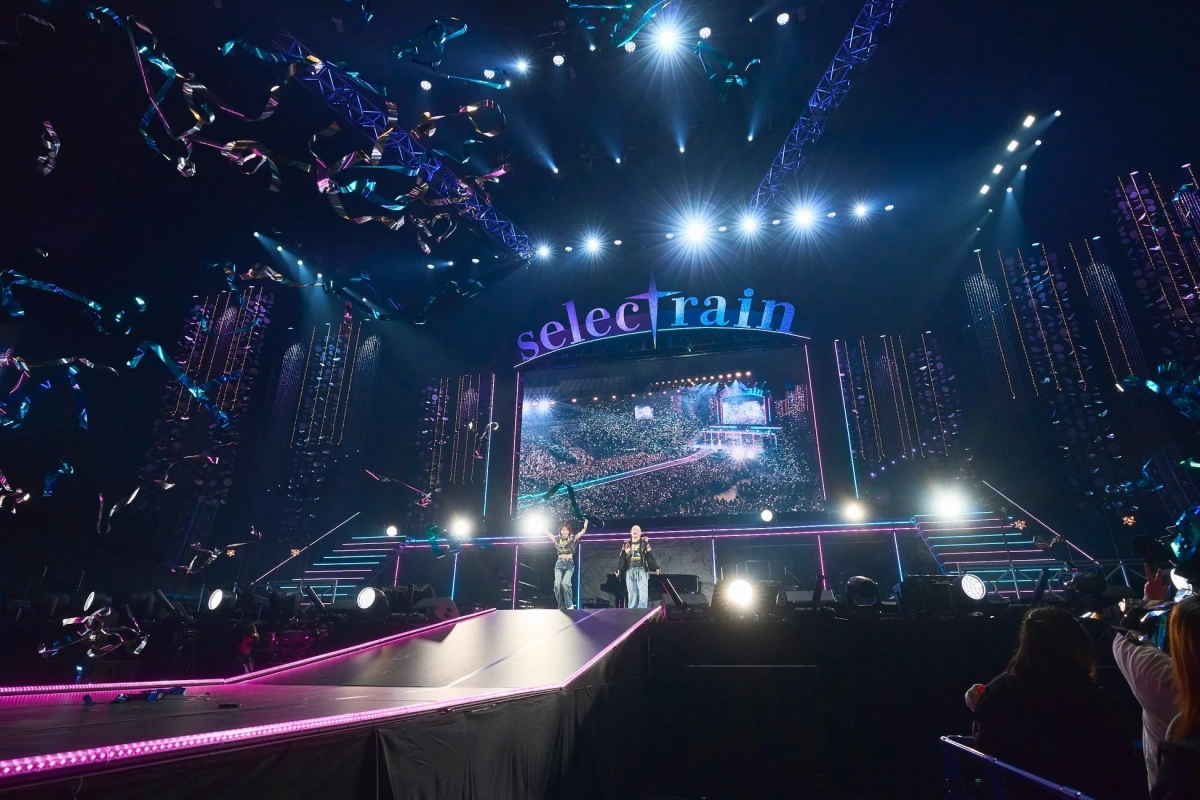 selectrainのロゴとステージ