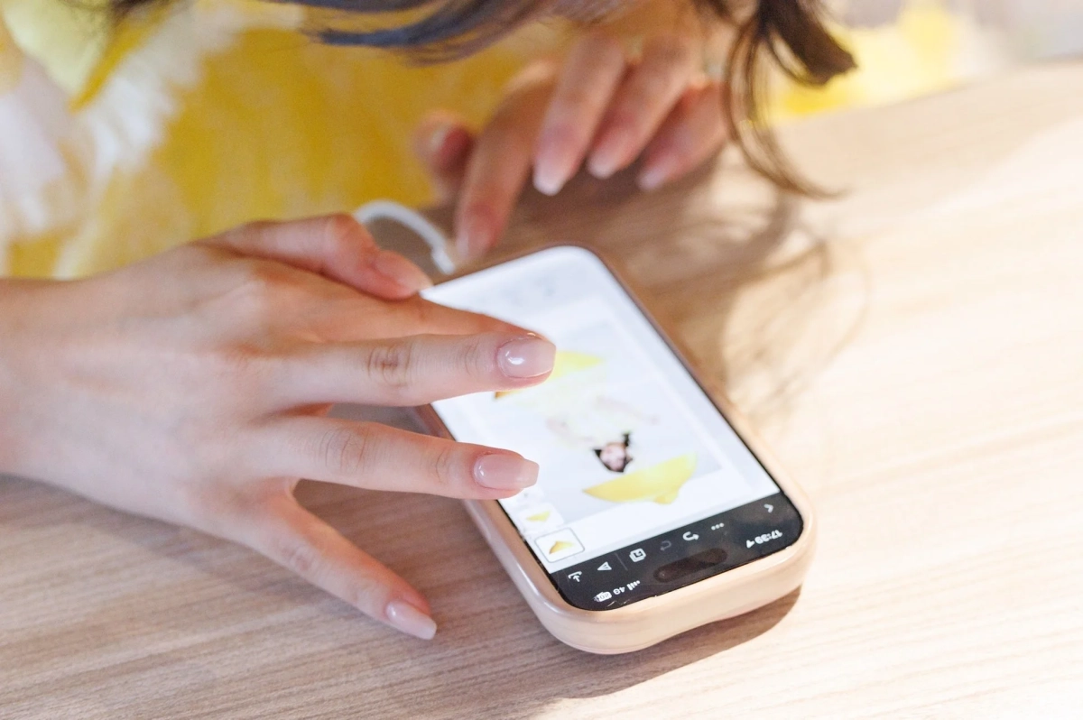 スマホ操作中の手元