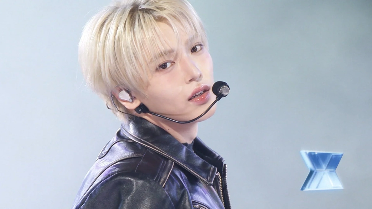 男性アイドルのステージ写真