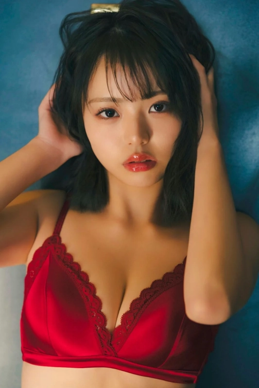 赤いブラジャーの織莉叶