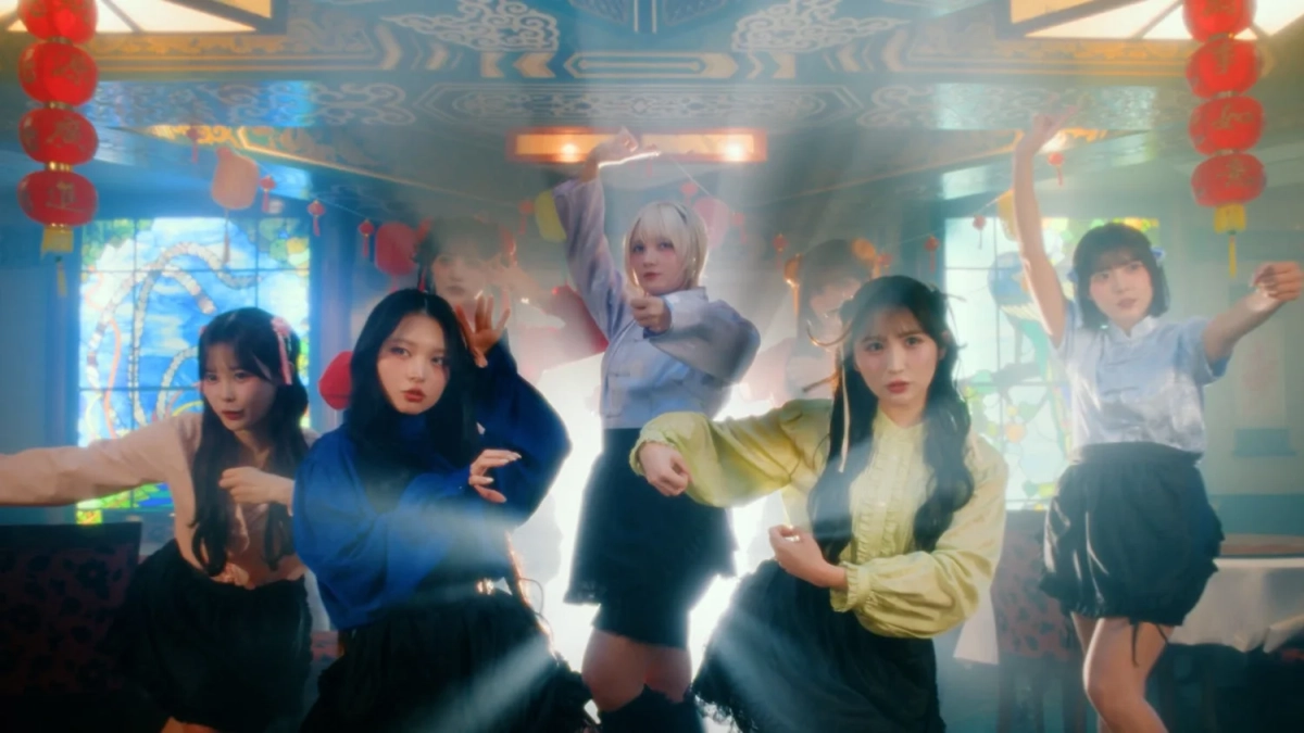 中国風の装飾が施された空間でパフォーマンスするCANDY TUNEメンバー