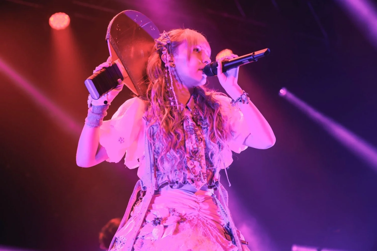 ピンクとパープルの照明が彩るステージで熱唱する早瀬ノエルさん