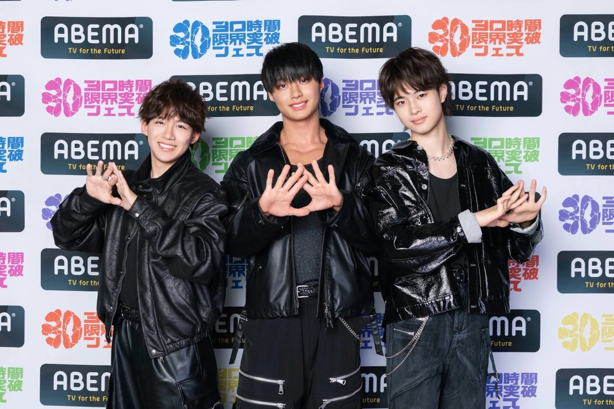 黒いレザージャケットを着用した3人の若い男性が、ABEMAのロゴと「30時間限界突破フェス」の文字が描かれた背景の前で笑顔でポーズをとっています。イベントの宣伝写真と思われます。