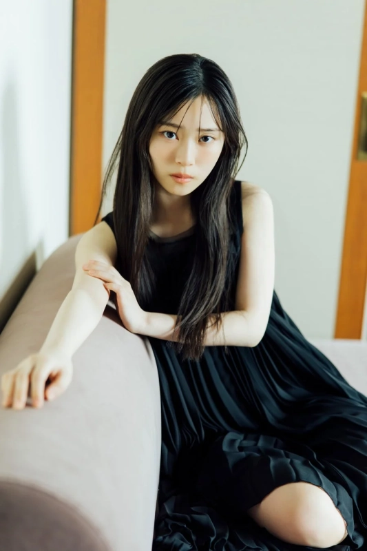 ソファに座る山下瞳月