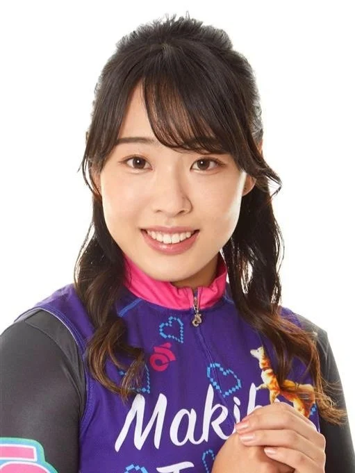 紫とピンクのスポーツウェアを着用し微笑む高木真備さん