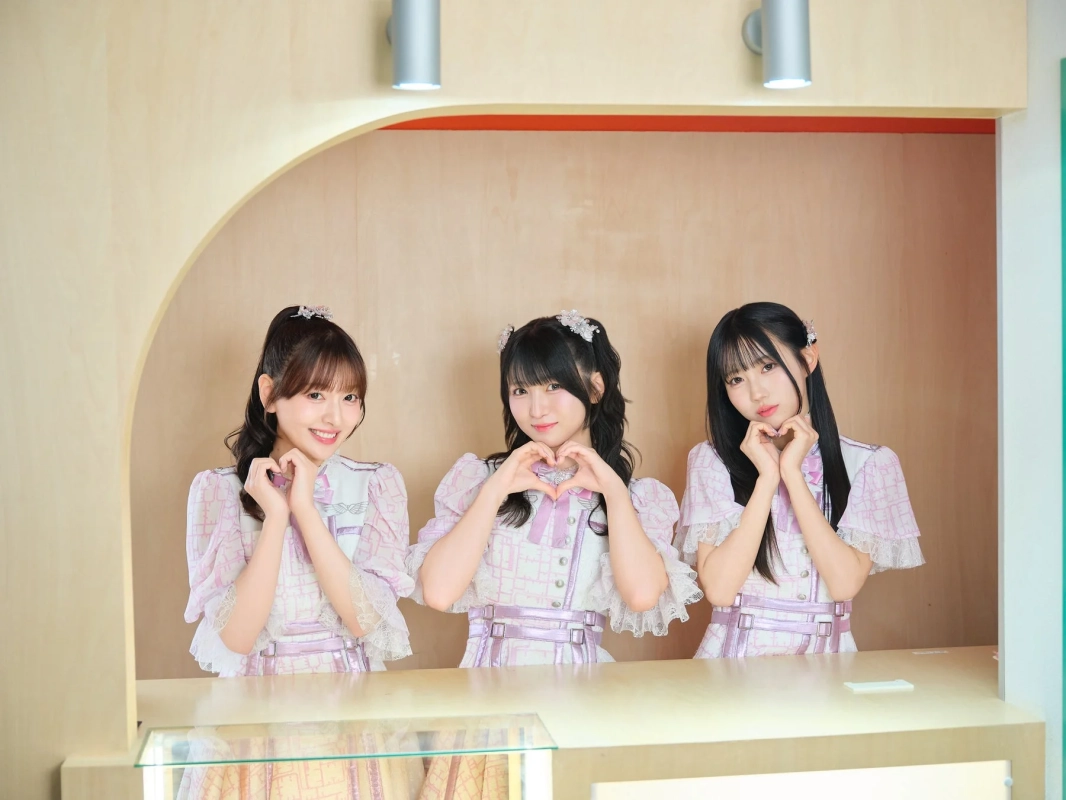 ハートポーズのLINKL PLANET