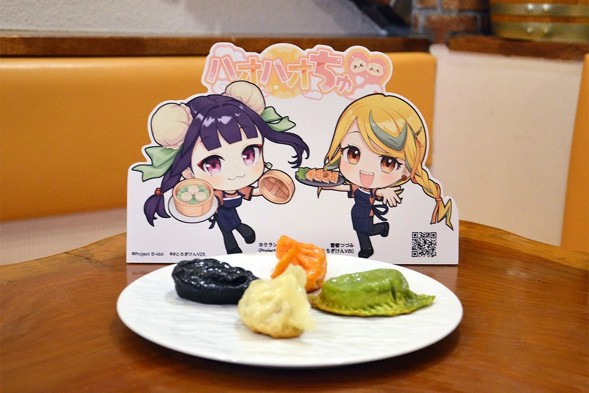 アニメキャラクターパネルとカラフルな餃子