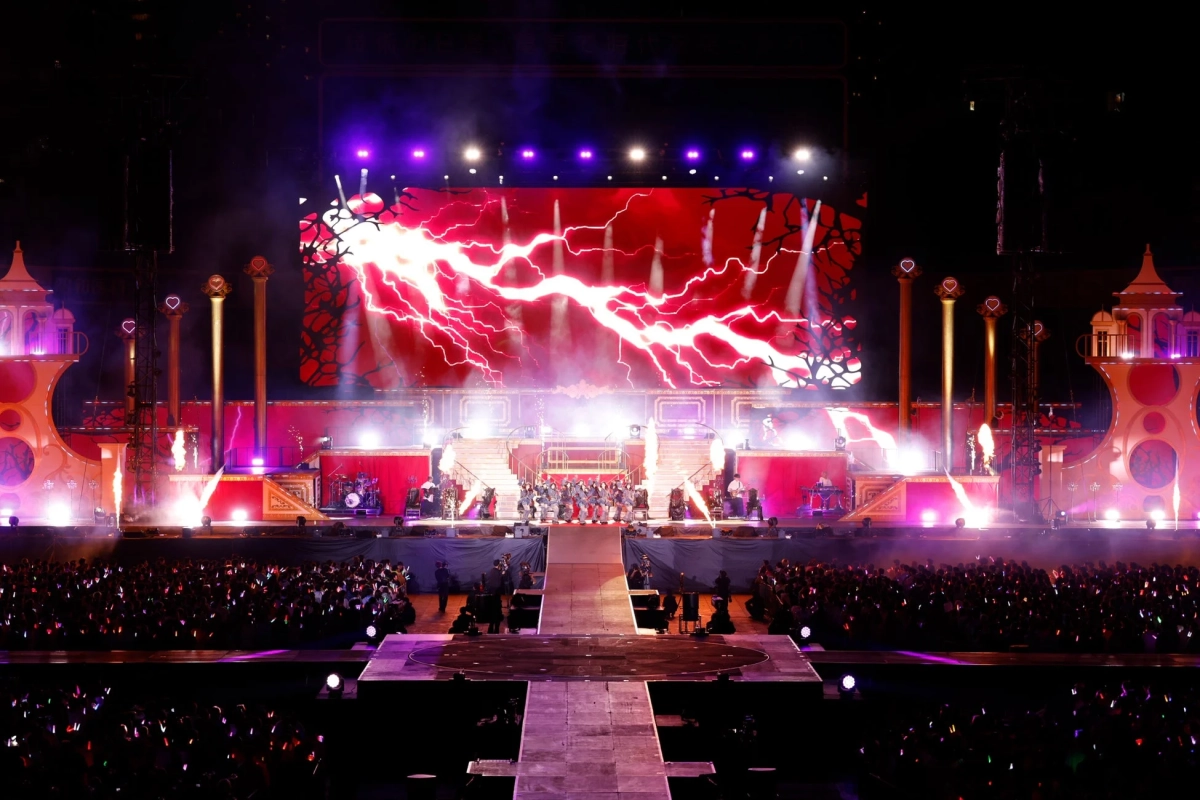 炎の演出とともにパフォーマンスするアイドル