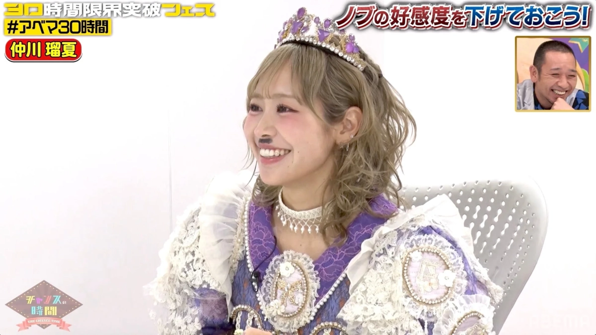 王冠と付け髭をつけた仲川瑠夏さん