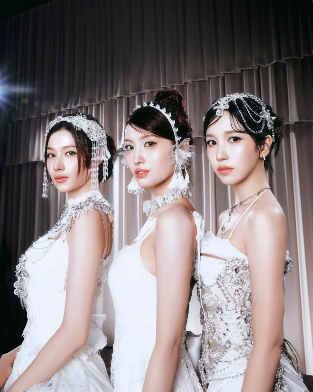 TWICEのサナ、モモ、ミナのポートレート