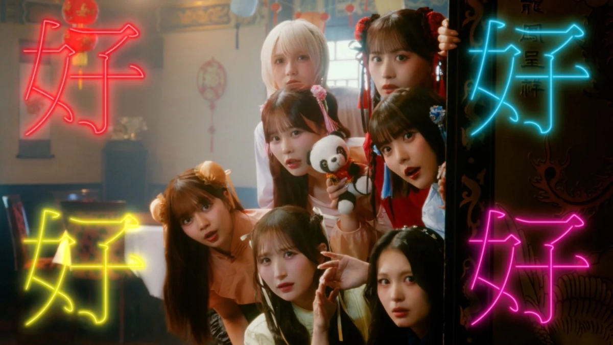 中国風の空間でポーズをとるCANDY TUNEメンバー