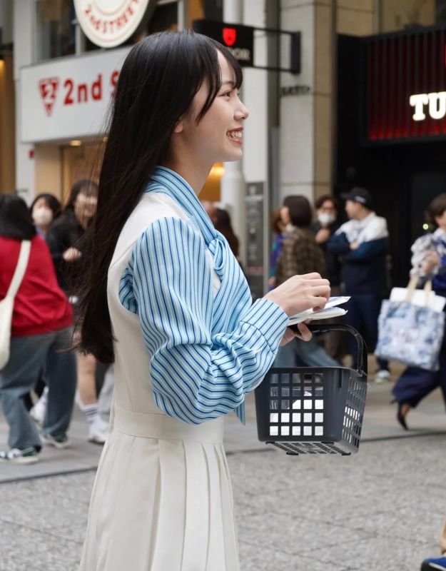 街中でティッシュを配るSTU48メンバー