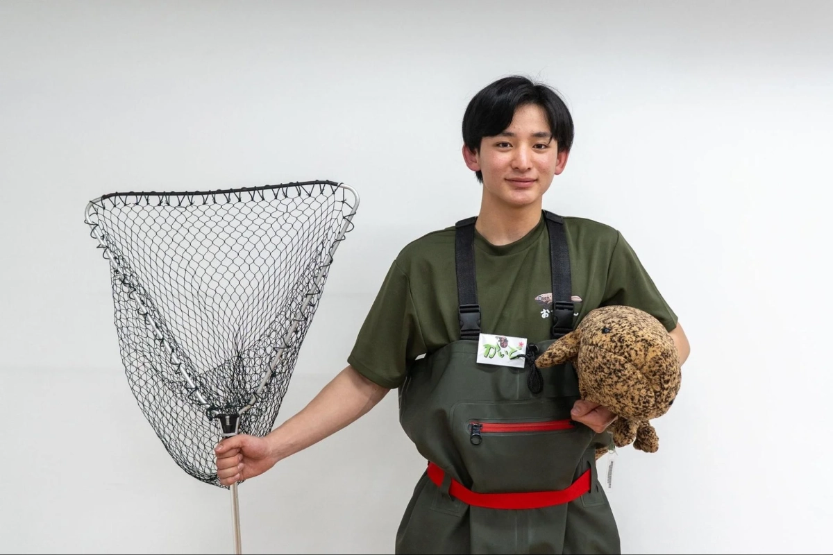 オオサンショウウオのぬいぐるみと男性