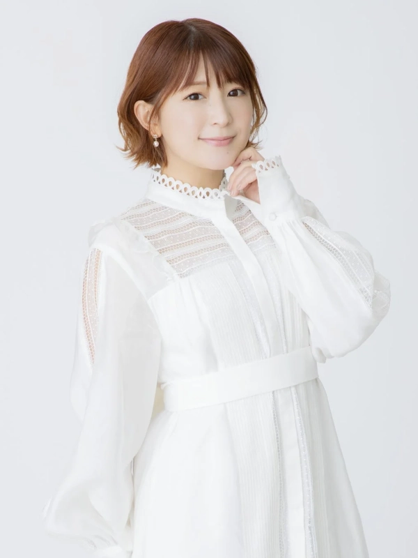 白いレースのワンピースを着た笑顔の矢口真里さん