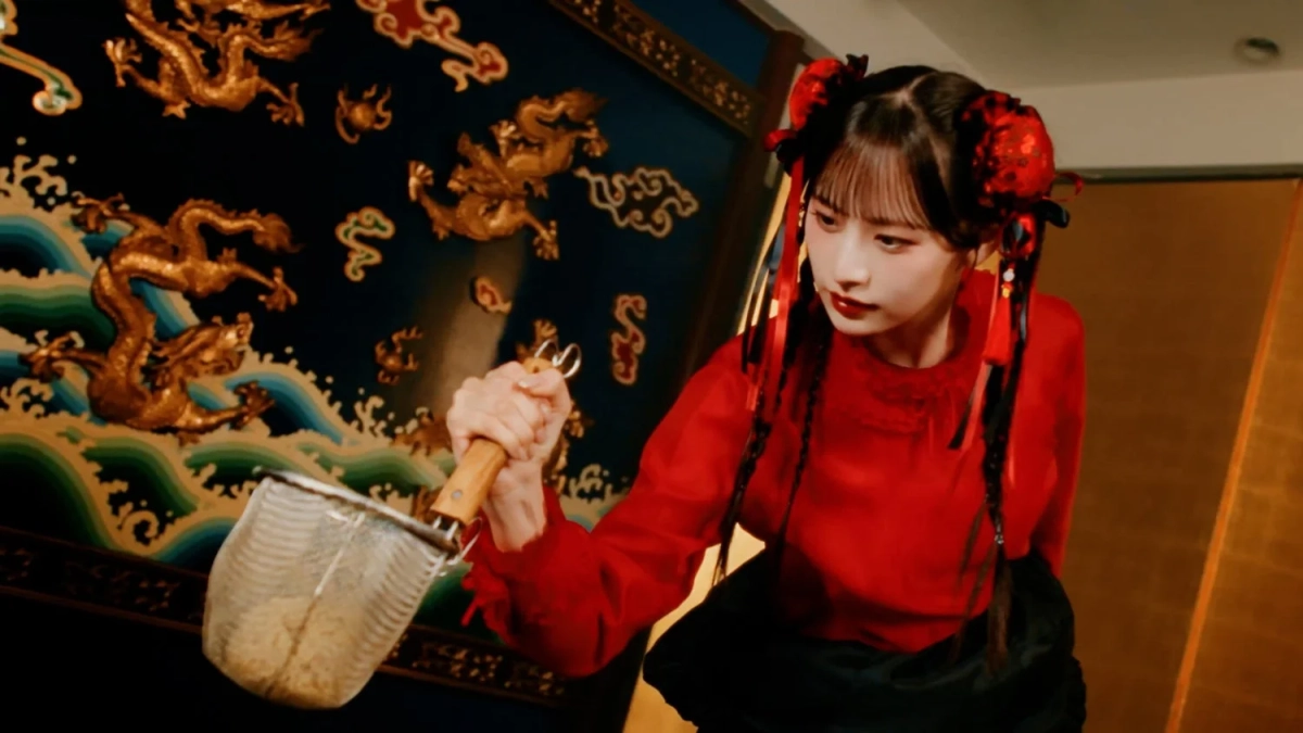 中華風の赤い衣装をまとったメンバー