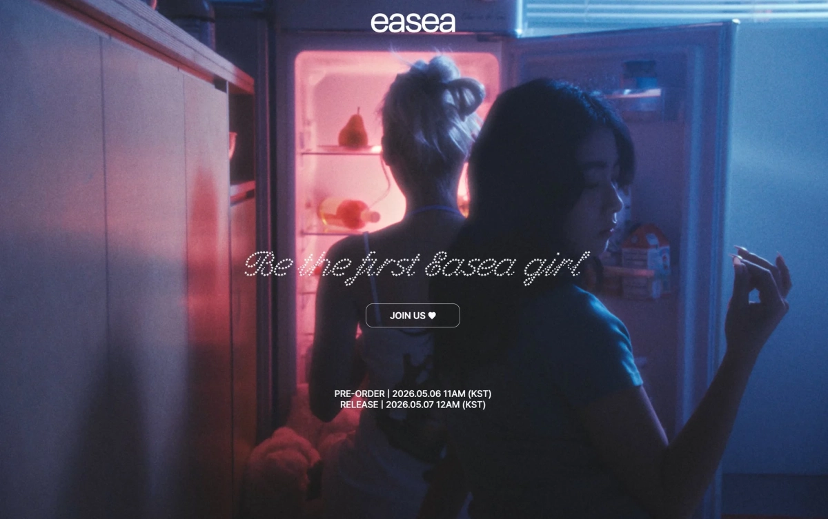 Easeaのプロモーション画像、冷蔵庫前の女性二人