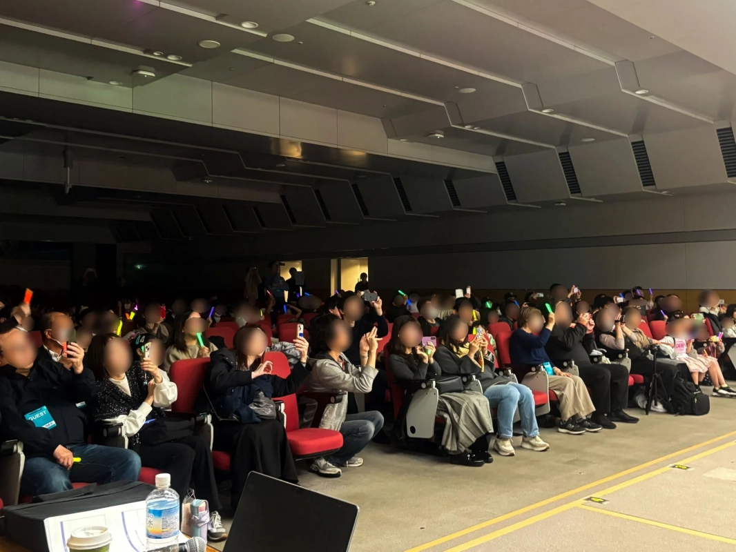 観客がペンライトを振っている様子