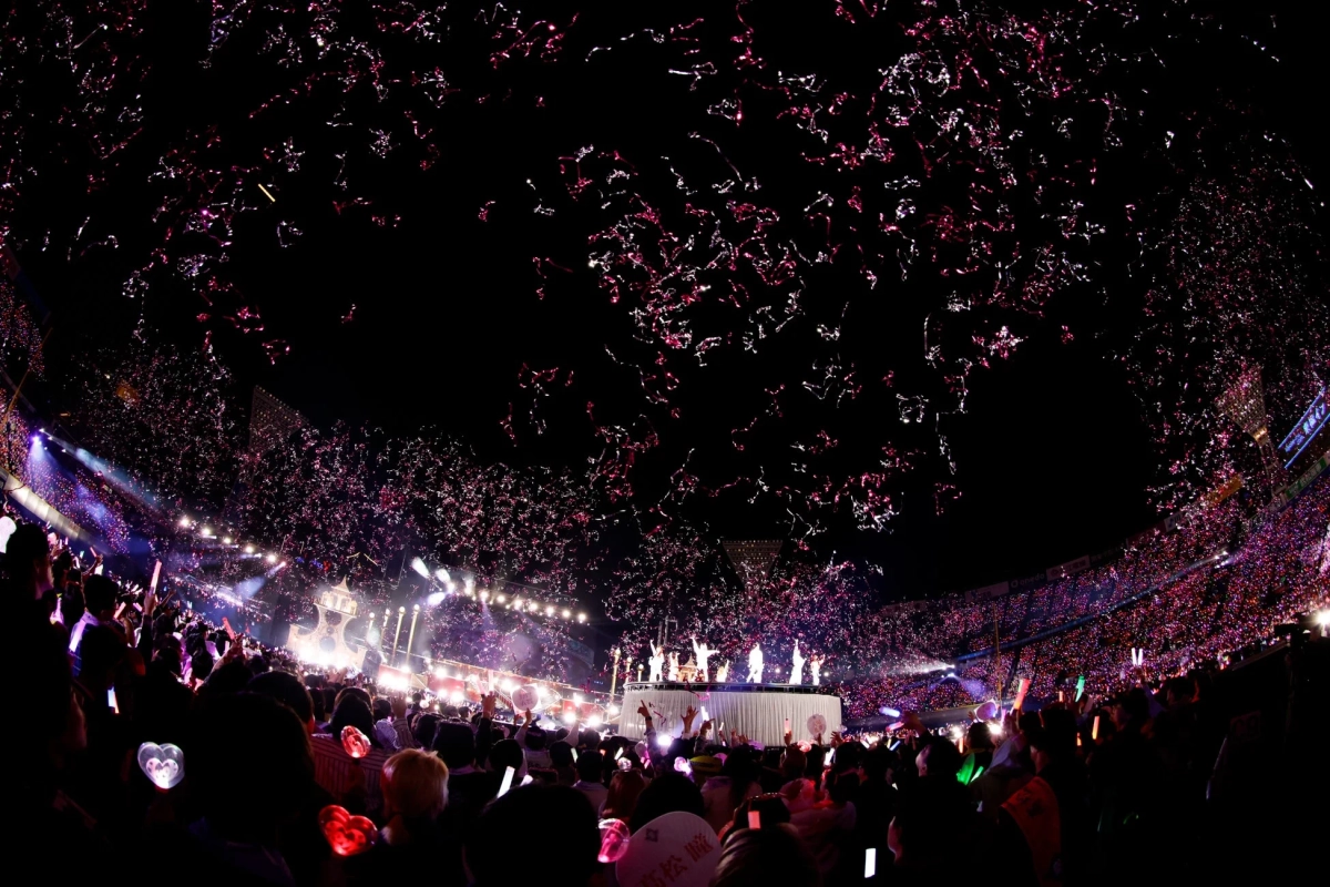花火が上がるスタジアムでのコンサート