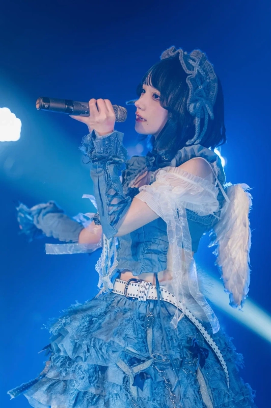 青い衣装で歌唱する遊乃ヲユタ