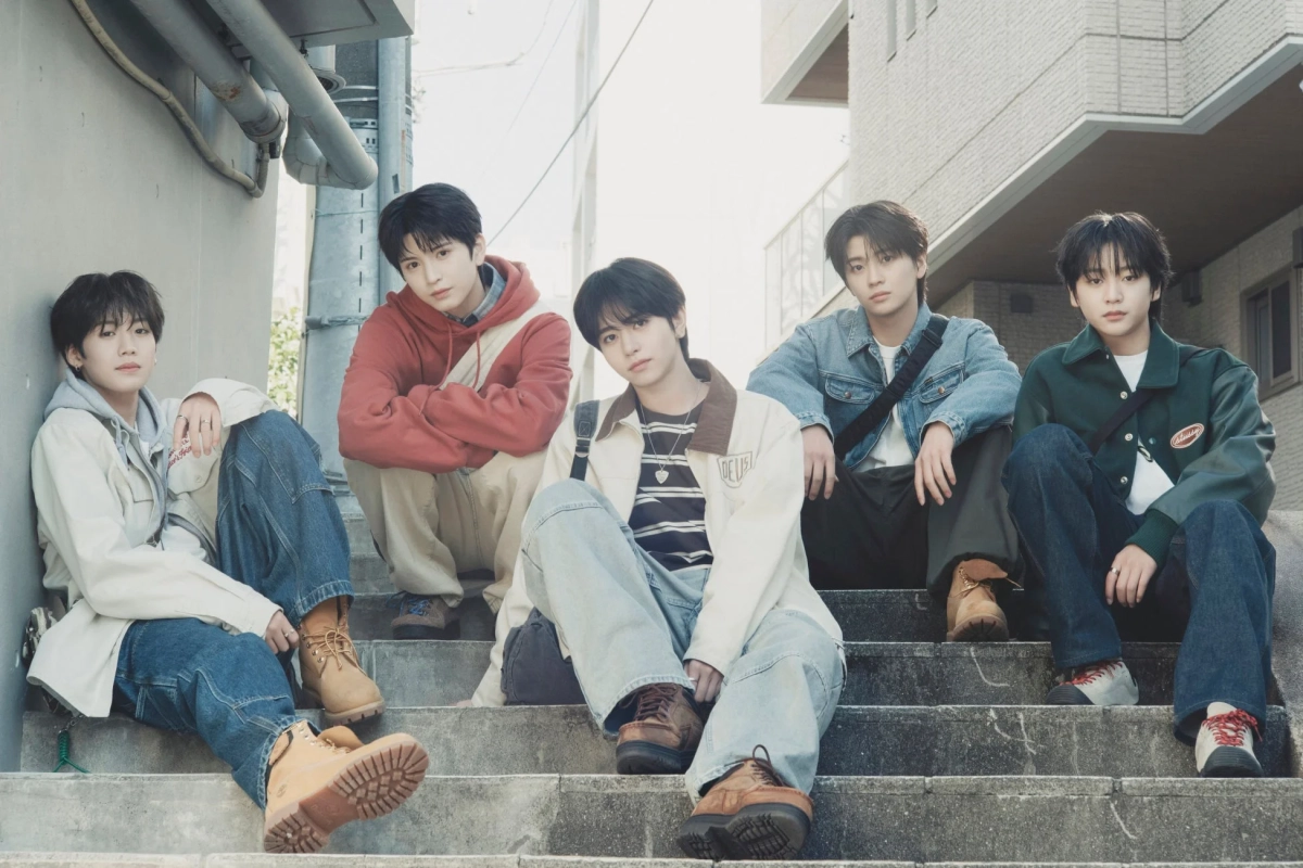 VIBYのメンバーが屋外で座る様子