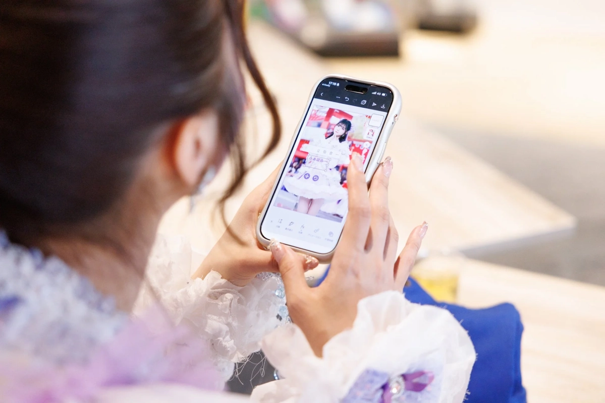 スマホ画面に写真編集アプリのようなUI