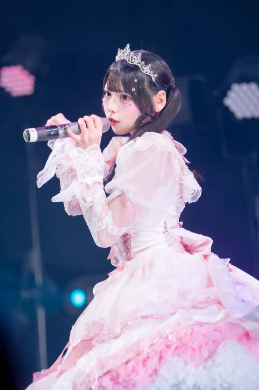 桃奈かのん 歌唱の様子