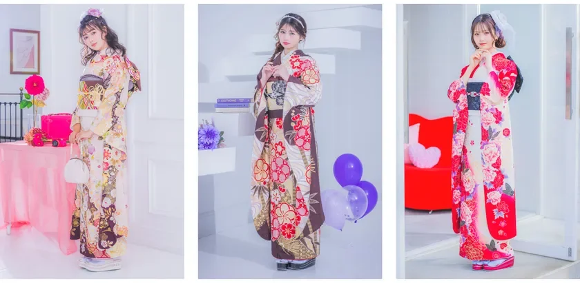 スタジオで華やかな振袖を着た3人の若い女性がポーズをとっている画像です。それぞれ異なる色とデザインの着物が特徴で、美しい花柄や和装小物が目を引きます。成人式や卒業式などの特別な日にぴったりの和装スタイルを紹介しています。