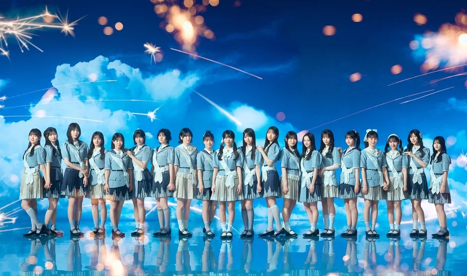 青空を背景に制服姿の女性アイドルグループ