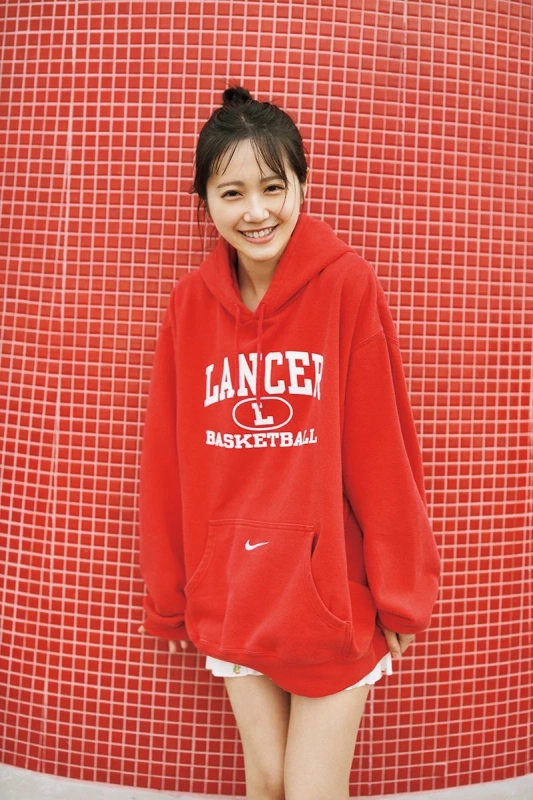 赤いパーカーを着た笑顔の女性