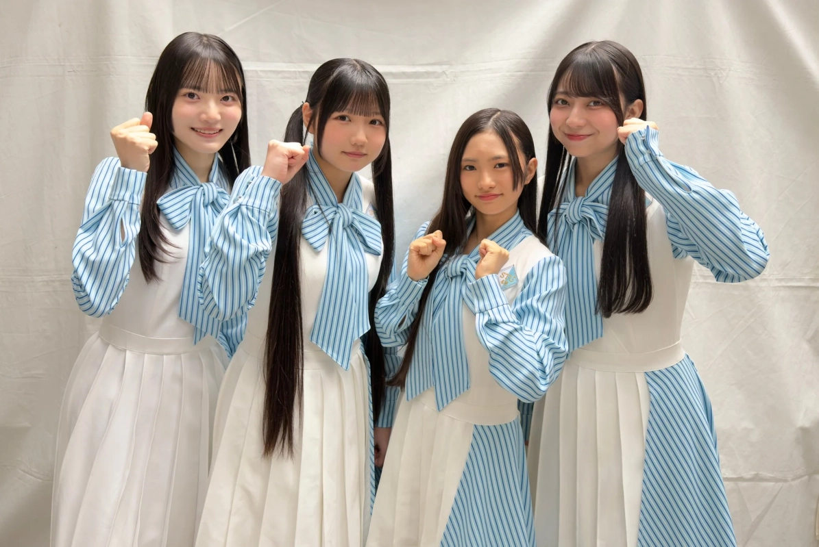 ガッツポーズをするSTU48メンバー