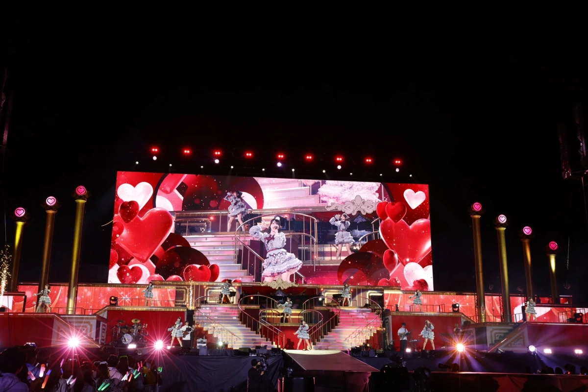 ハートをモチーフにしたステージでパフォーマンスするアイドル