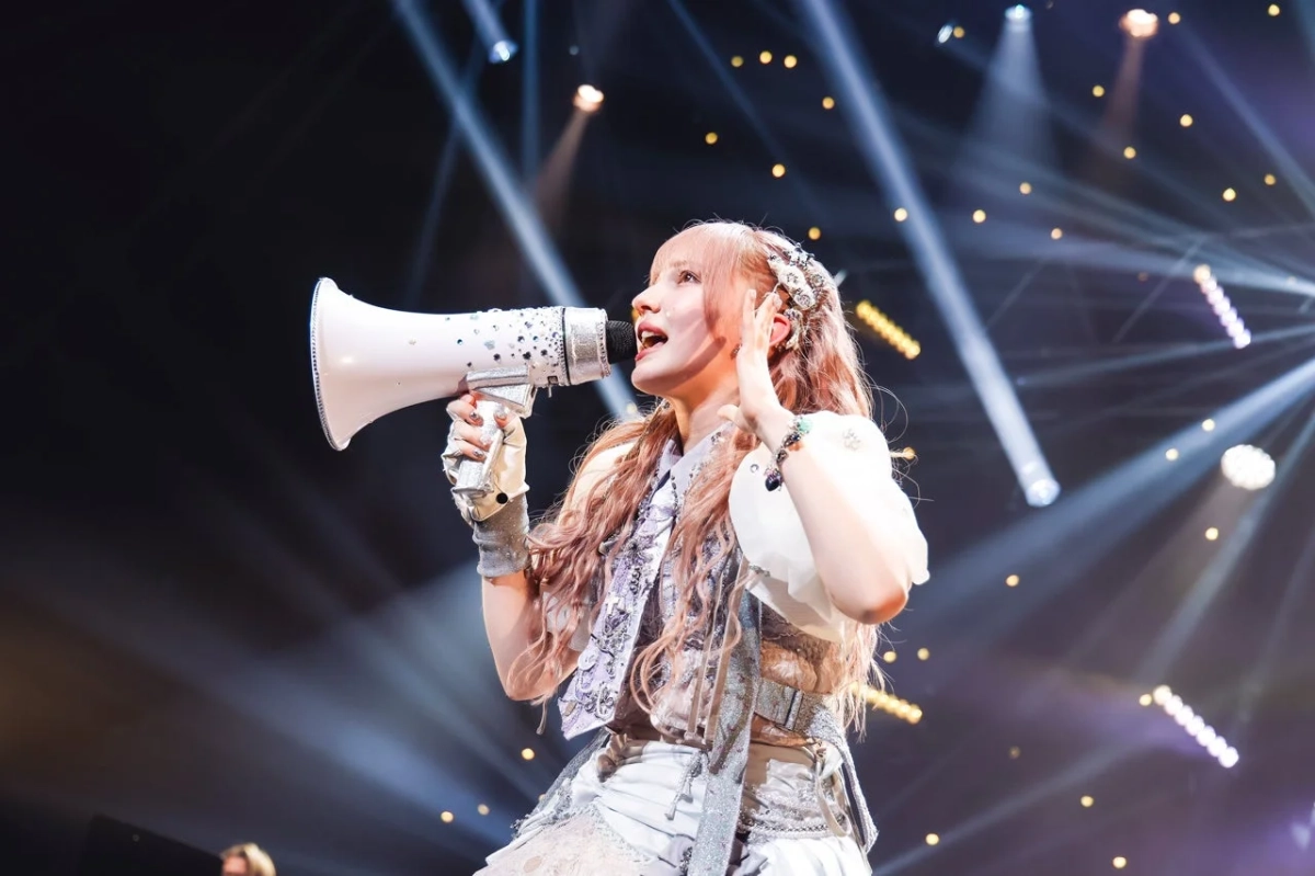 ライブステージでメガホンを手に歌唱する早瀬ノエル