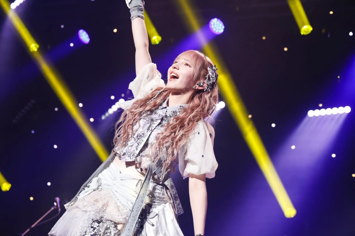 ステージ上で熱唱する早瀬ノエルさん