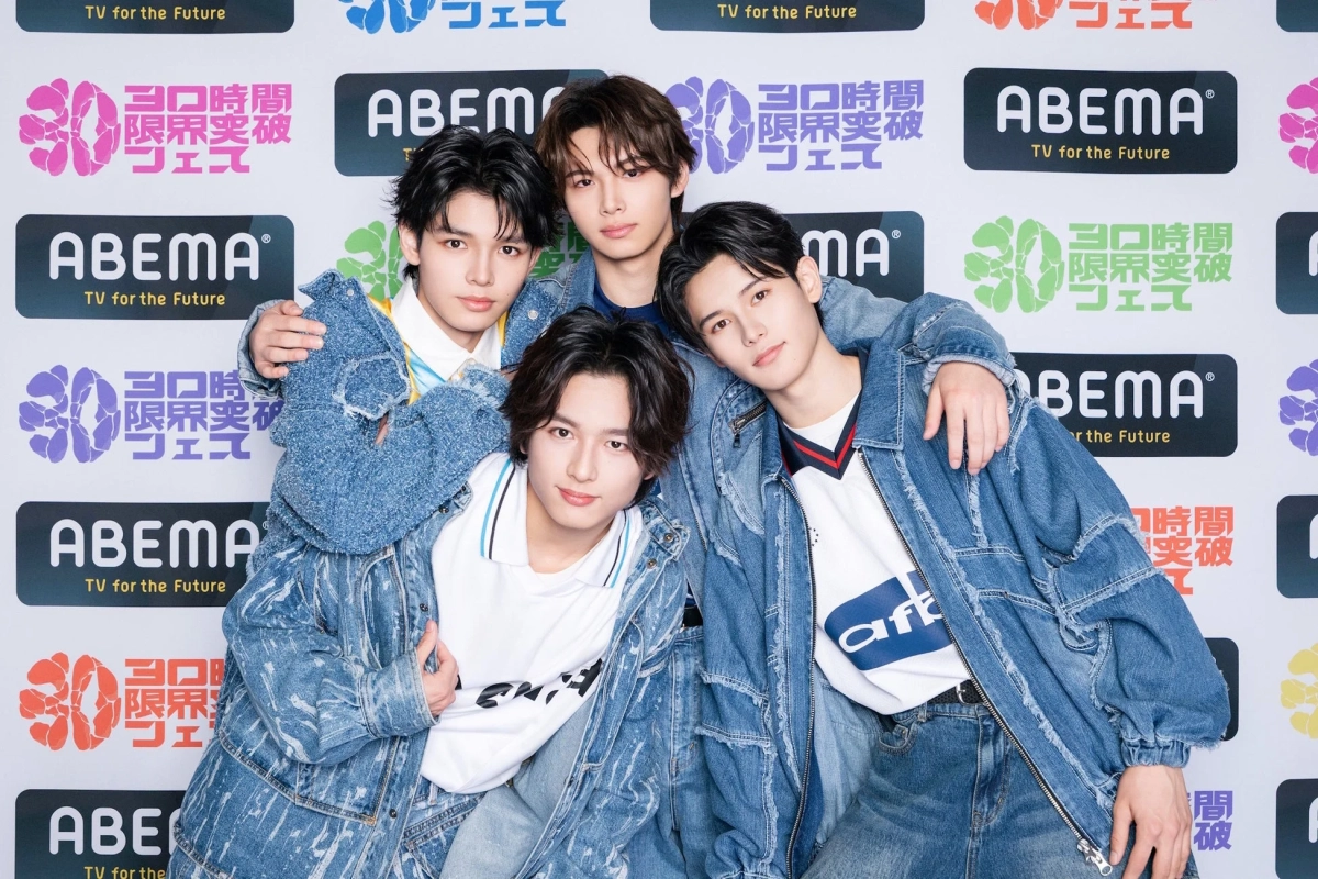 デニムジャケットを着用した4人の若い男性が、ABEMAの「30時間限界突破フェス」のロゴが入った背景の前でポーズをとっている集合写真です。イベントのプロモーション写真と考えられます。