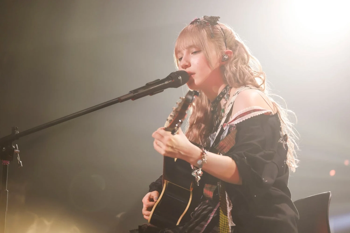 アコースティックギターを弾きながら歌唱する早瀬ノエルさん