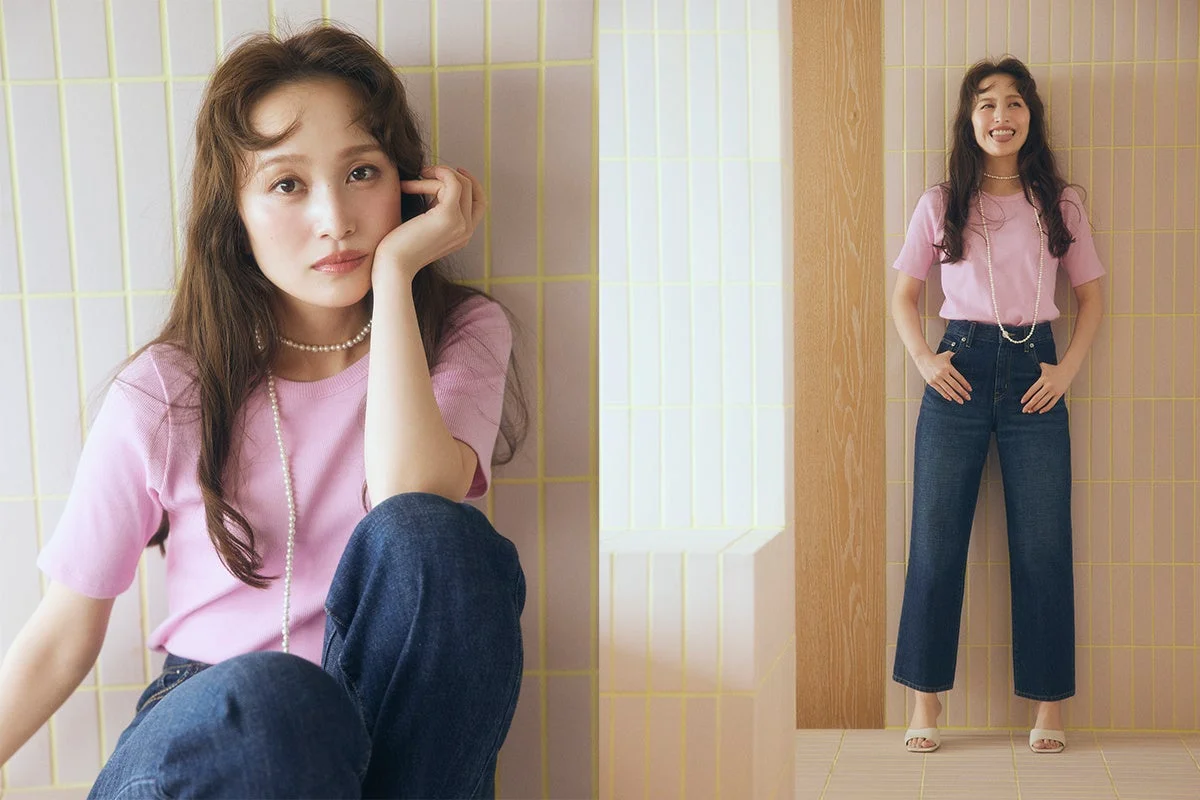 ピンクのTシャツとデニム、パールネックレスを着用した女性のポートレート