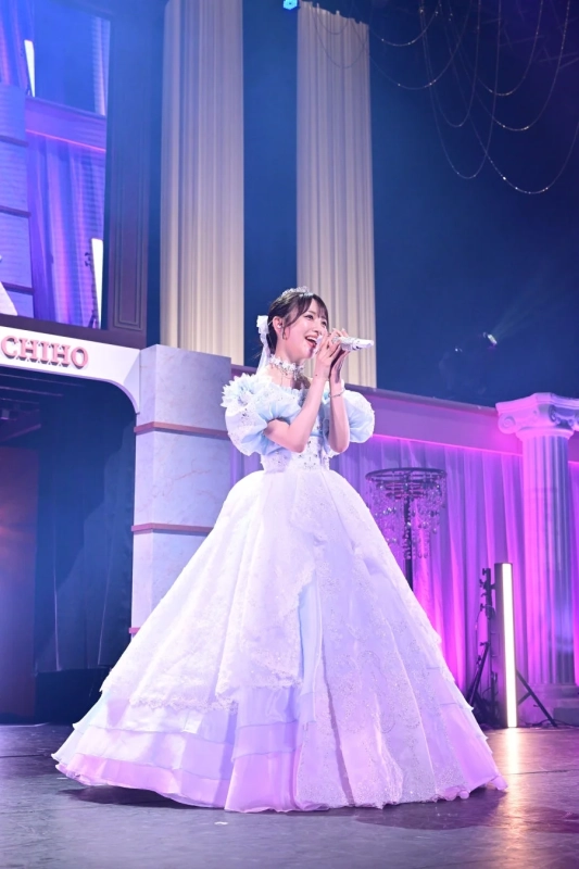 ライトブルーと白のドレスで歌唱