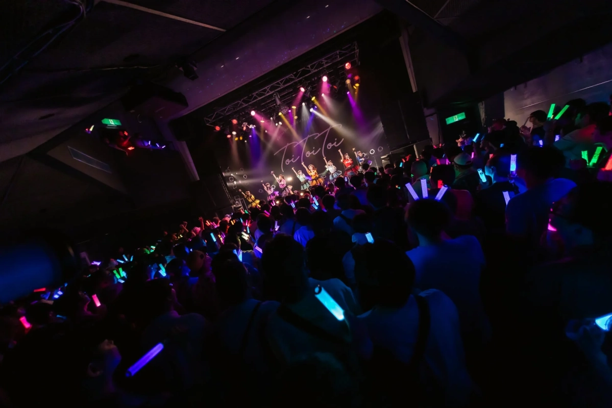 ペンライトが輝くライブ会場
