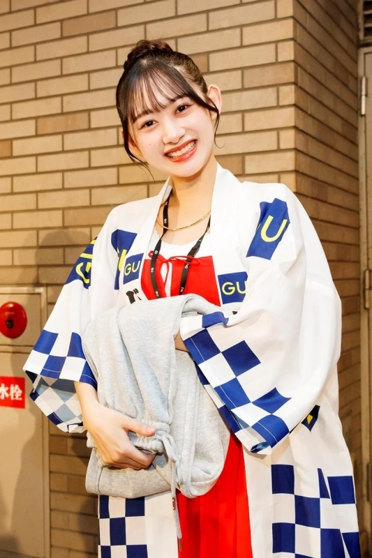 GUの店員姿の岡腰星来さん