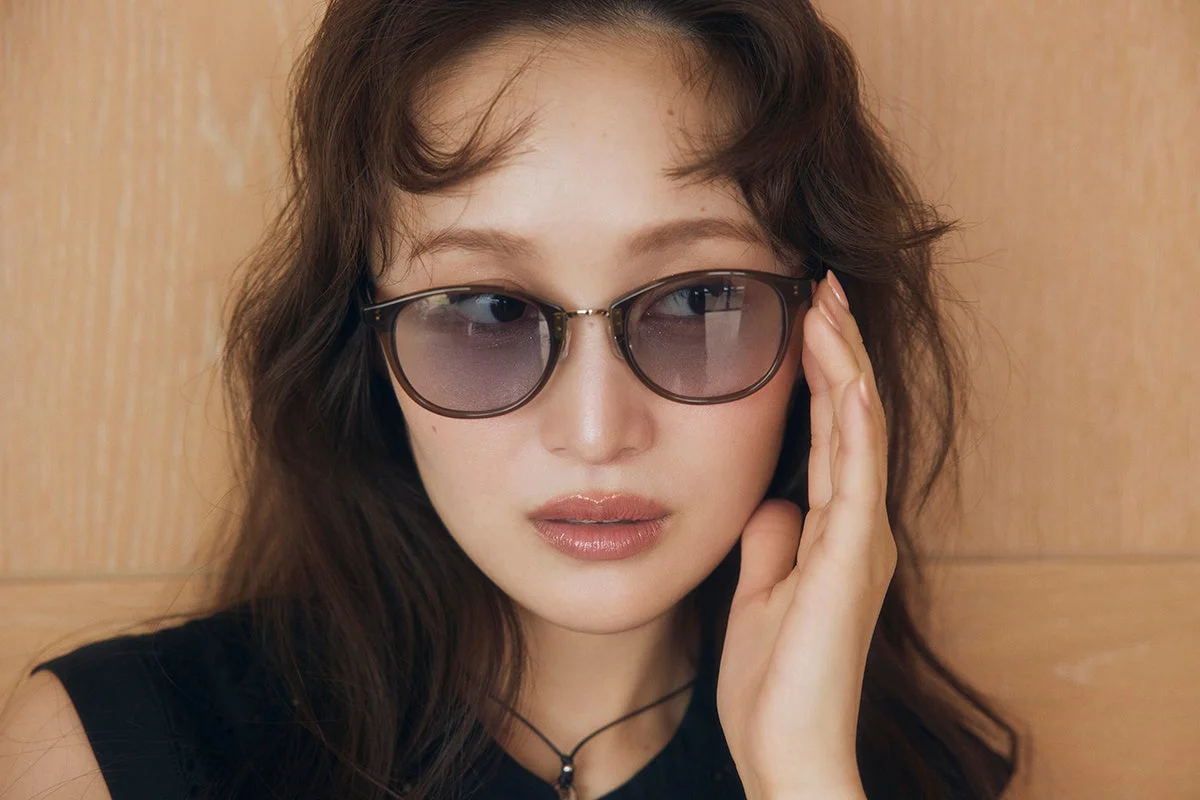 スタイリッシュなメガネをかけた女性のクローズアップポートレート