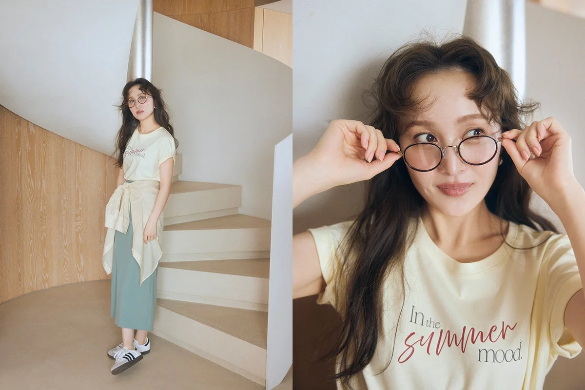 「In the summer mood.」Tシャツとミントグリーンのスカートを着用し、眼鏡をかけた女性のポートレート