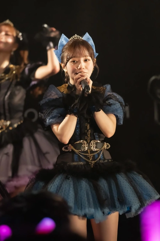 ステージで歌唱するアイドル