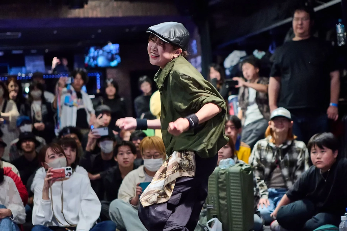 笑顔で踊るパフォーマー
