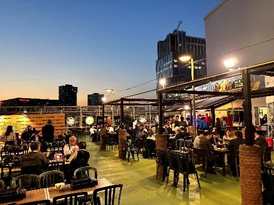 夕暮れ時の屋上ビアガーデンの風景