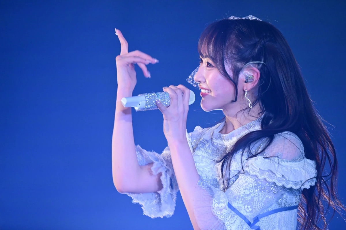 白いドレスで歌唱する石田千穂の横顔