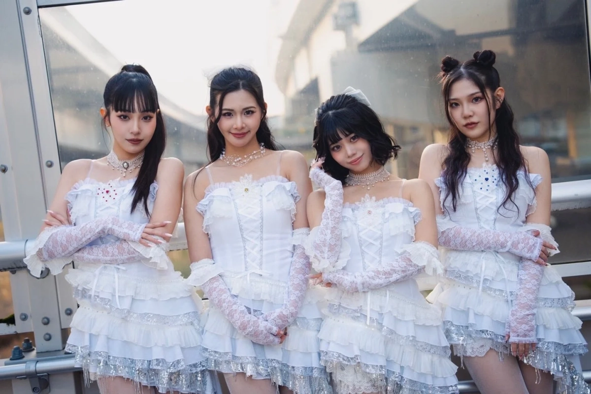 白い衣装をまとった4人のNeoStellaメンバー